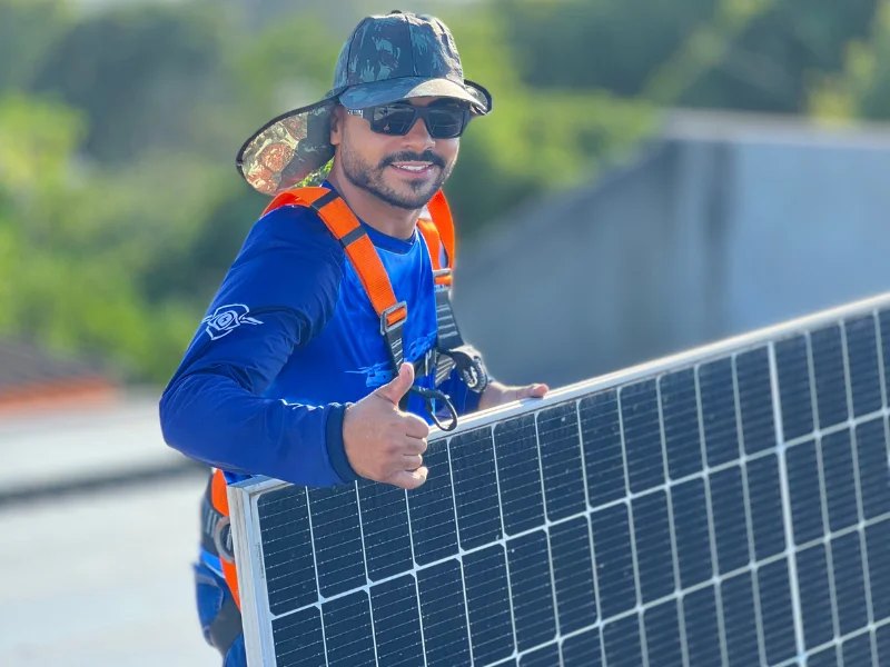 Instalador da Lookcam com painel solar