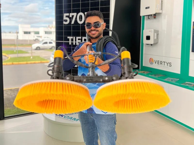 Limpeza de painéis solares pela equipe Lookcam